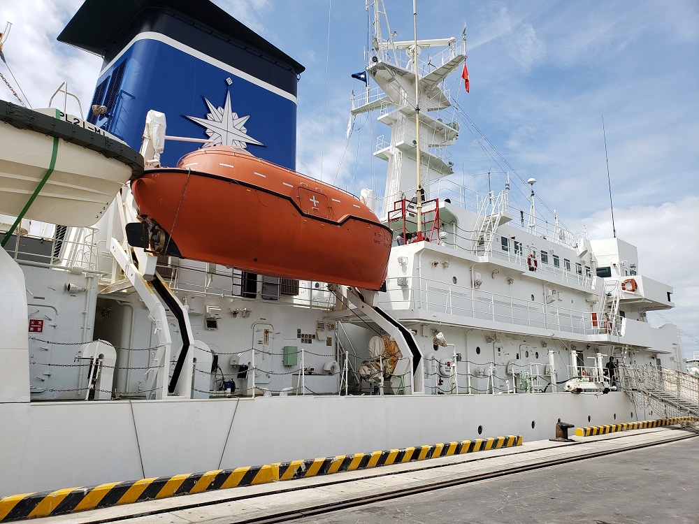 Tàu Kojima Nhật Bản có chiều dài 115m, rộng 14m, tải trọng 3.000 tấn, tốc độ khoảng 18 hải lý/giờ