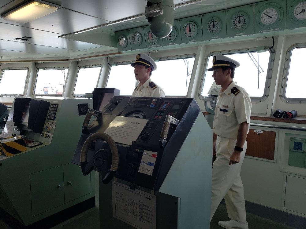 Buồng điều khiển tàu Kojima...