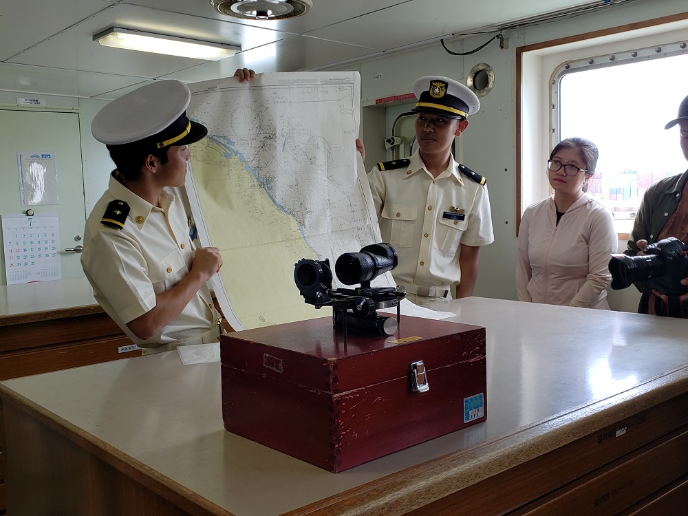 Phòng thực hành hàng hải trên tàu Kojima có rất nhiều hải đồ dùng để vẽ kế hoạch hàng hải hành trình tàu đi