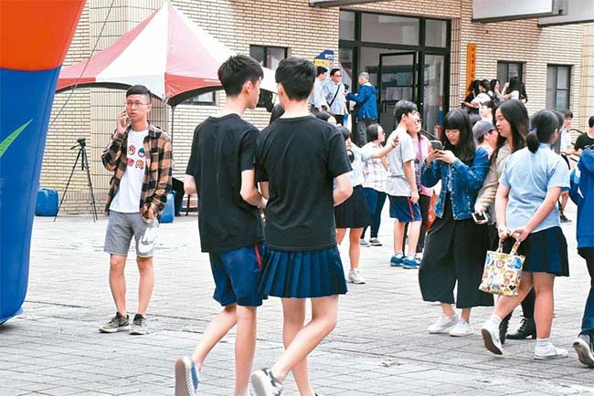 Nam sinh ở Đài Loan được phép mặc váy tới trường và lý do thực sự - 2