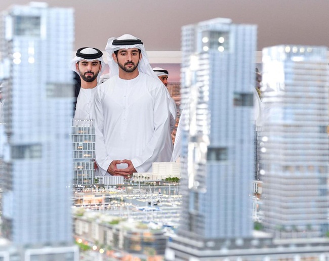 Với tư cách thái tử Dubai và Chủ tịch Hội đồng điều hành Dubai, Sheikh Hamdan bin Mohammed bin Rashid Al Maktoum đứng đằng sau sự phát triển và lập nhiều kế hoạch phát triển bền vững của Dubai như chiến lược đổi mới Dubai, Dubai - thành phố thông minh...