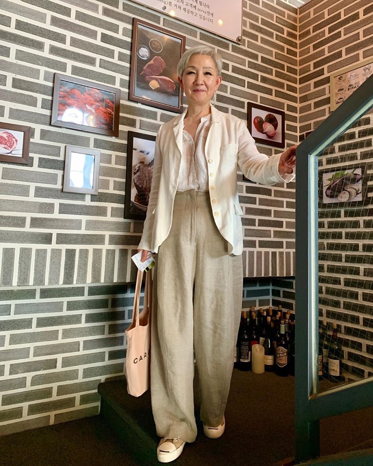 Bà Hyunwoo còn đặc biệt&nbsp;yêu thích các mẫu quần ống rộng như thế này.