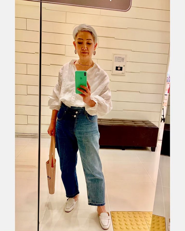 Bà Hyunwoo đam mê các kiểu quần jeans trẻ trung, thậm chí&nbsp;jeans hai màu khó diện&nbsp;thế này bà cũng yêu thích.&nbsp;