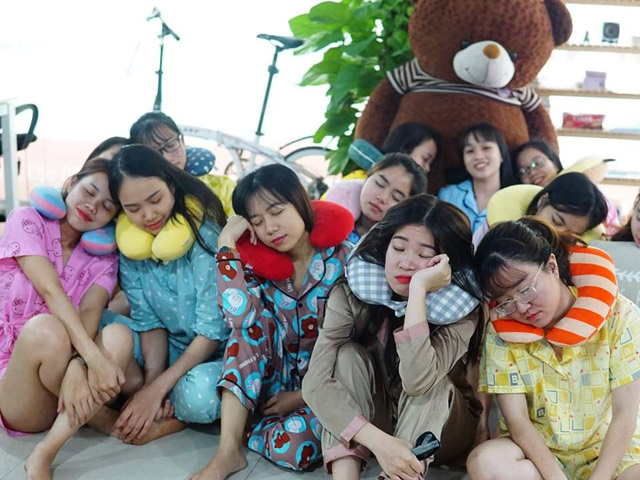 Bạn trẻ - Cuộc sống - Nữ nhân viên Đà Nẵng mặc đồ ngủ đi làm gây tranh cãi dữ dội