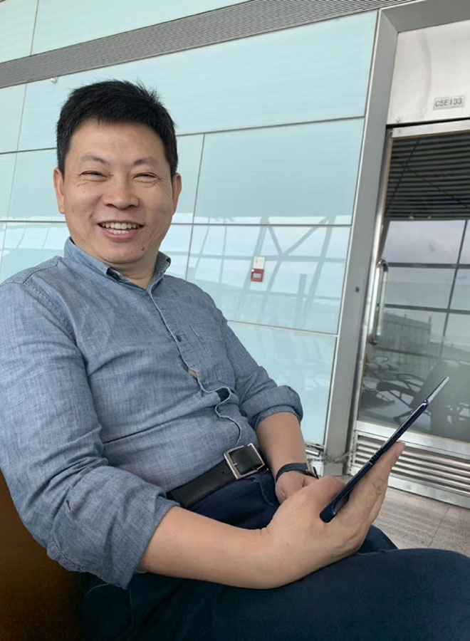 Ông Yu vui vẻ khi được bắt gặp cầm Mate X ở trong sân bay.