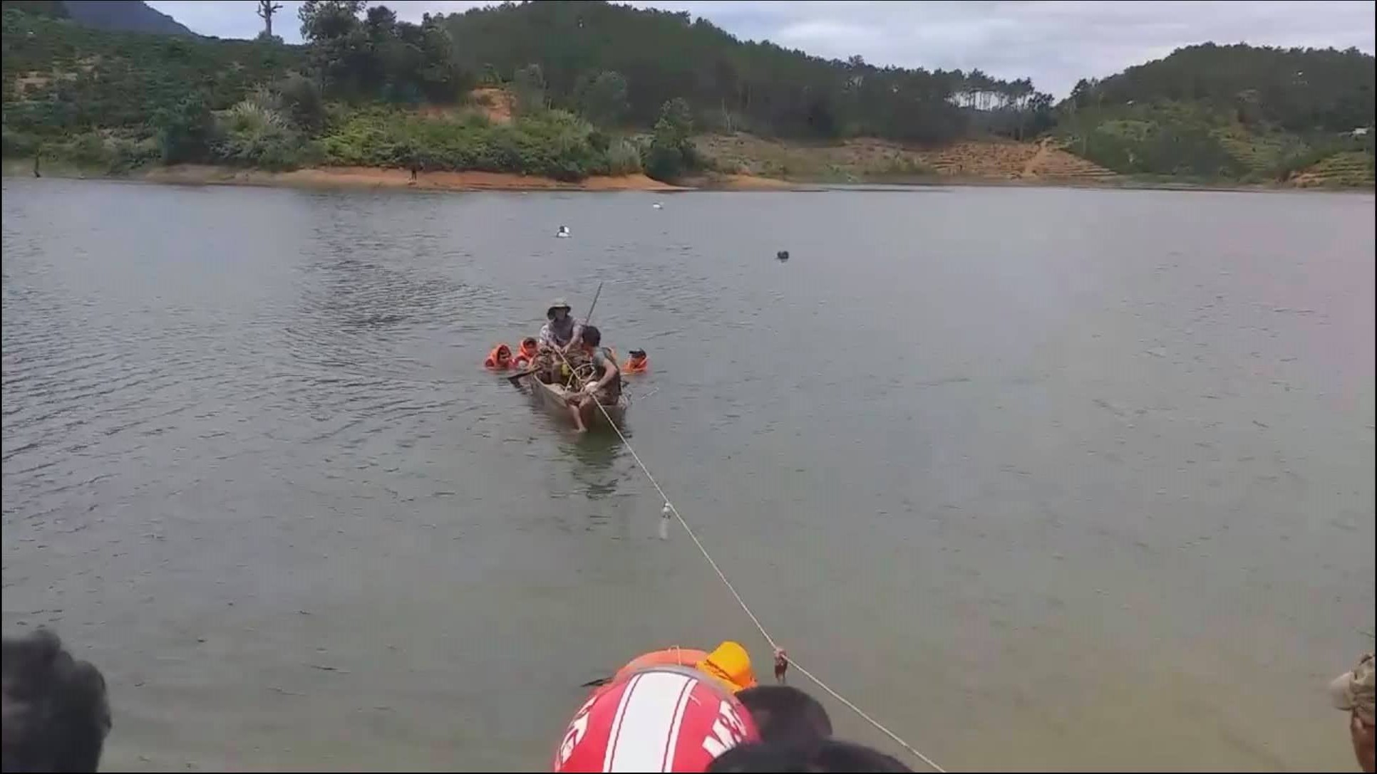 Lực lượng cứu hộ tìm kiếm các nạn nhân trên hồ Đạ Bo