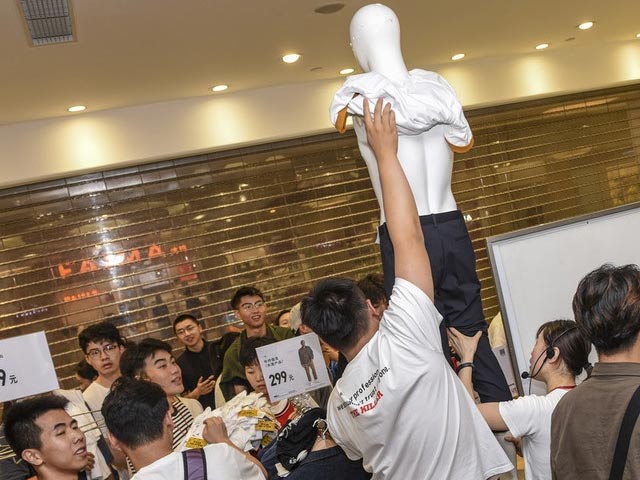Kinh hoàng ”cướp” quần áo sale ở Trung Quốc: Biển người kéo tụt quần áo ma nơ canh