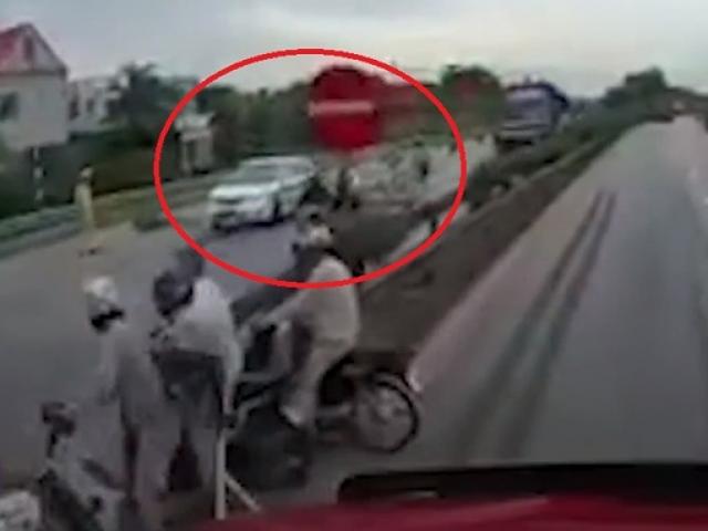 Tin tức trong ngày - CSGT bác thông tin xe tải lật đè chết 5 người do né xe đặc chủng