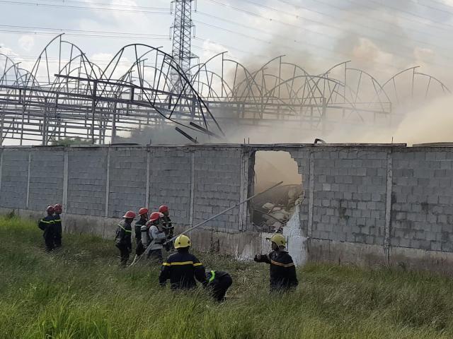 Tin tức trong ngày - Cháy dữ dội tại kho chứa nệm mút ở ngoại ô Sài Gòn, cảnh sát đập tường dập lửa