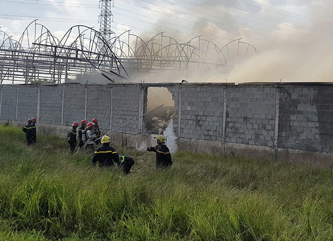 Cảnh sát chữa cháy phải đập tường nhà xưởng để xịt nước vào bên trong