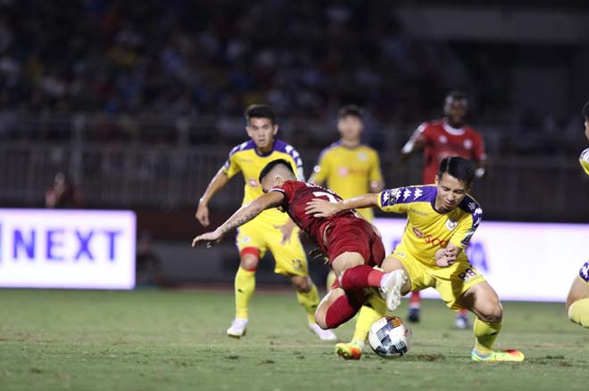 Trận đấu nóng ngay sau tiếng còi khai cuộc với những pha va chạm nảy lửa