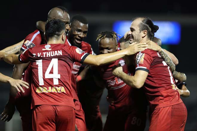 Gần cuối hiệp một, TP.HCM bất ngờ có bàn mở tỉ số với pha lập công của Huỳnh Kesley