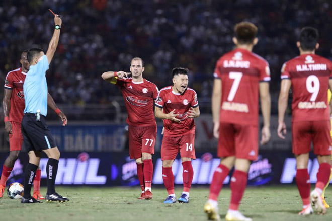 Tuy nhiên, TP.HCM sớm nhận bất lợi khi Văn Thuận nhận thẻ đỏ trực tiếp