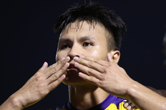 Không lâu sau, Quang Hải và Omar ghi liên tiếp 2 bàn thắng giúp Hà Nội FC vươn lên dẫn trước