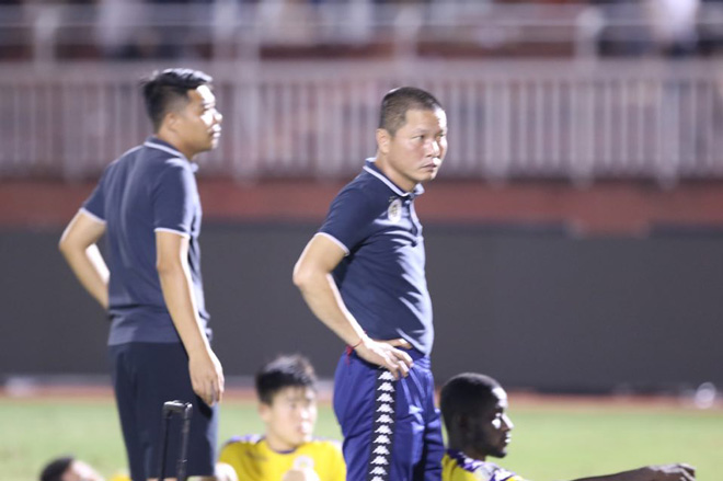 HLV Chu Đình Nghiêm thất thần sau khi mất điểm trong tình huống cuối cùng