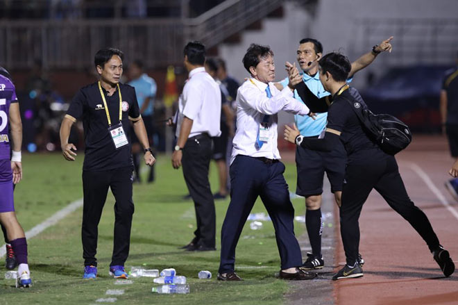 HLV Chung Hae Soung ăn mừng cùng các cộng sự