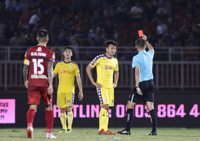 Hai đội cân bằng số người sau khi Thành Chung nhận thẻ đỏ ở phút 90+2
