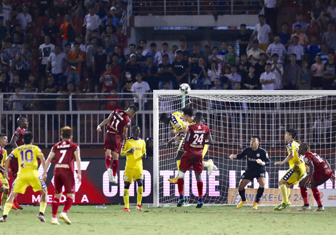 Phút 90+7, Công Thành bật cao đánh đầu đem về bàn thắng cân bằng tỉ số cho Tp.HCM