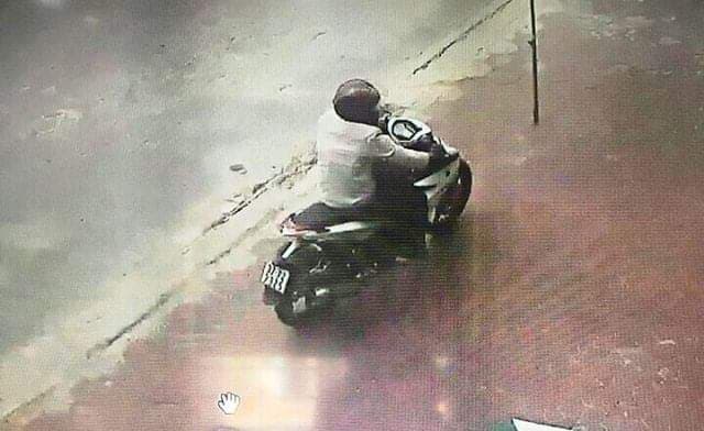 Chiến xe máy mà nghi can điều khiển.