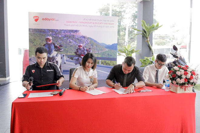 Đại diện Adayroi và Ducati Việt Nam ký kết thỏa thuận phân phối.
