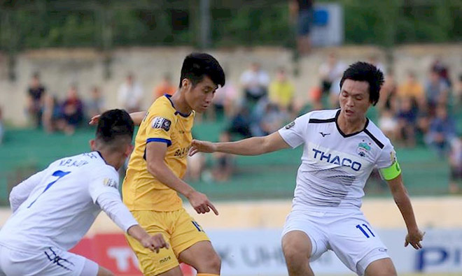 Tuấn Anh (phải) đội HAGL ghi bàn thắng giúp HAGL thắng SLNA 3-2