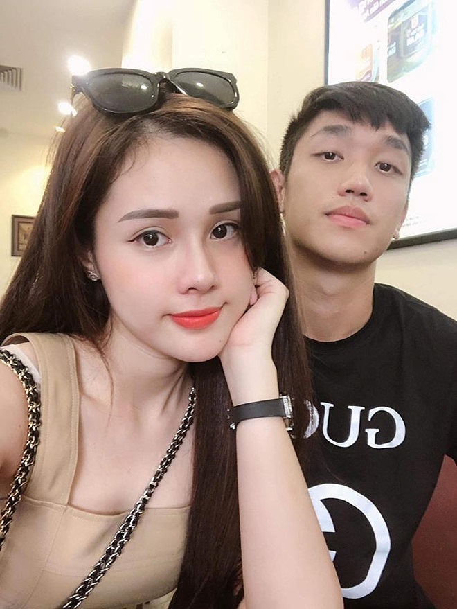 Mới đây Huyền Trang và Trọng Đại cũng khiến nhiều người bất ngờ khi chia sẻ bức ảnh chụp chung trên trang cá nhân bởi đây là lần đầu tiên, hậu vệ sinh năm 1997 đăng ảnh bạn gái sau khi liên tục bị đồn rạn nứt tình cảm.