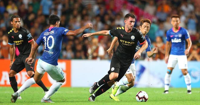 Man City (áo đen) dễ dàng vùi dập Kitchee