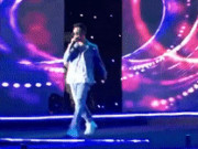 Ca nhạc - MTV - Nam ca sĩ hụt chân té ngã xuống hố khi vừa bước ra sân khấu