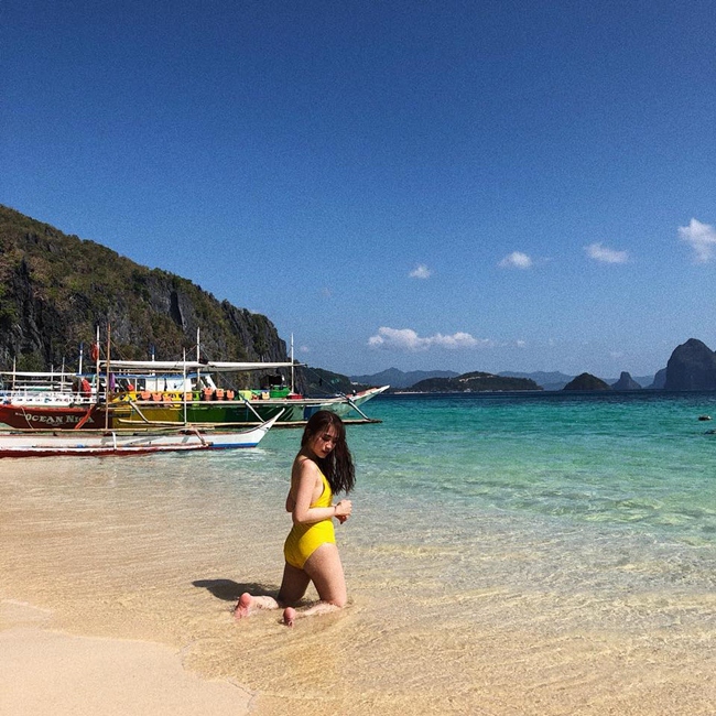 Trong chuyến du lịch cách đây không lâu, Minh Anh - con gái đại gia Minh Nhựa gây chú ý khi khoe ảnh diện bikini trên trang cá nhân. Hot girl 20 tuổi diện bikini màu vàng bắt mắt,khoe vòng 3 săn chắc, thon gọn.
