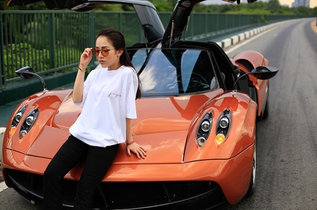 Tháng 6 vừa qua, hot girl 9X thu hút sự chú ý khi xuất hiện và thả dáng bên siêu xe Pagani Huayra của bố. Đây là chiếc Pagani Huayra duy nhất tại Việt Nam được cho là có giá trị đến 80 tỷ đồng.