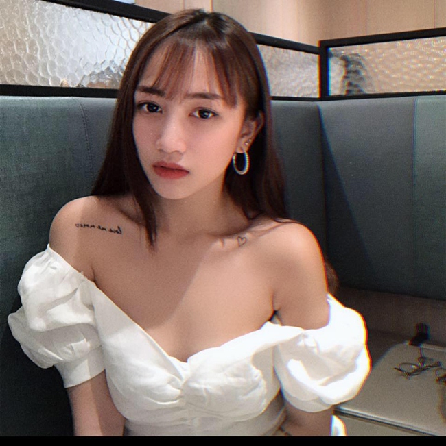 Nhan sắc rực rỡ, gợi cảm của con gái đầu lòng đại gia 8X. Minh Anh sinh năm 1999, cô được dân mạng gọi là rick kid Việt thế hệ mới với bộ sưu tập giày hiệu và nhiều món đồ đắt đỏ từ các thương hiệu nổi tiếng như Gucci, Hermes, Chanel...