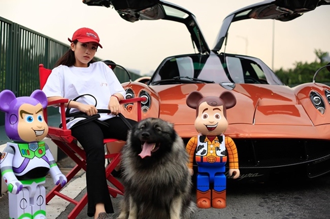 Bên cạnh đó, hot girl 9X còn có niềm đam mê mãnh liệt với với quần áo, gấu mô hình Bearbrick, sneaker...