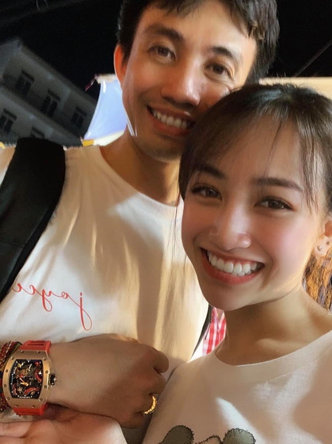 Nói về người bố nổi tiếng trong bài phỏng vấn gần đây, Minh Anh cho biết, bố là người cô rất ngưỡng mộ từ ý chí và phong cách làm việc. Bản thân Minh Anh luôn muốn học hỏi bố ruột ở điều đó. Ngay từ khi còn nhỏ cô đã đi du học nên cơ hội hai bố con gặp nhau rất ít. Tuy nhiên, cô cảm thấy may mắn khi có cả tình yêu thương của gia đình đặc biệt là ông bà nội. Ngoài bố mẹ, ông bà nội cũng là người luôn theo sát cô trên bước đường trưởng thành.