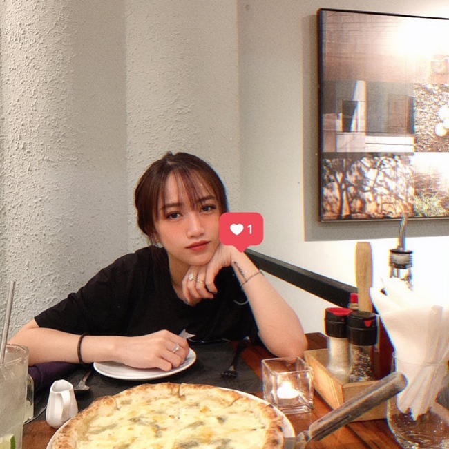 Ngoài công việc học tập, kinh doanh, hot girl sinh năm 1999 còn dành thời gian đi du lịch, ăn uống cùng bạn bè, người thân.