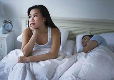 Bàng hoàng khi nhận được tin nhắn của tình địch. Ảnh minh họa