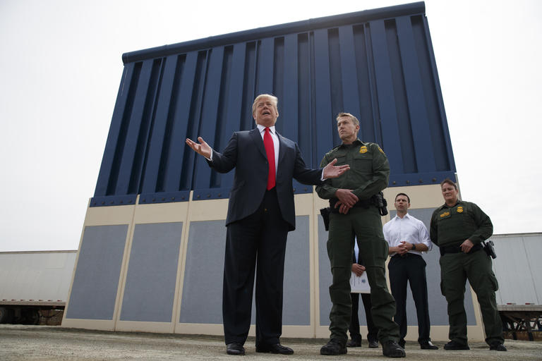 Ông Trump phát biểu trước các phóng viên về mô hình bức tường biên giới.
