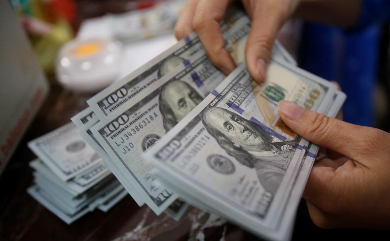 Một nhân viên của một ngân hàng đếm tiền đô la tại một chi nhánh ở Hà Nội, Việt Nam. Nguồn: Reuters.