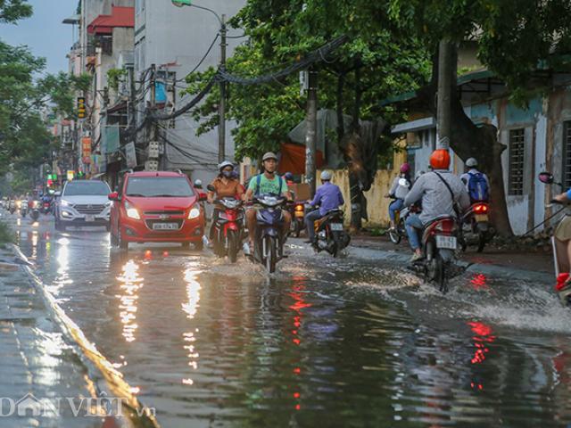 Tin tức trong ngày - Ảnh: Lạ lùng con đường ở Hà Nội trời không mưa vẫn ngập như sông