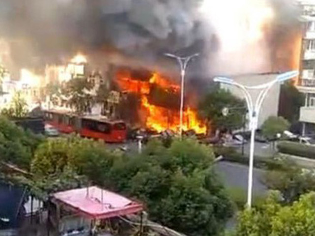 Kinh hoàng khoảnh khắc nhà hàng Trung Quốc nổ tung như bom