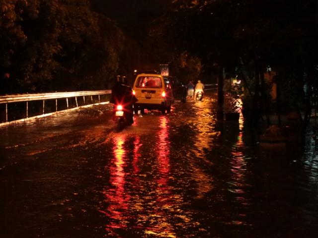 Tin tức trong ngày - Mưa không lớn, đường Sài Gòn vẫn mênh mông nước