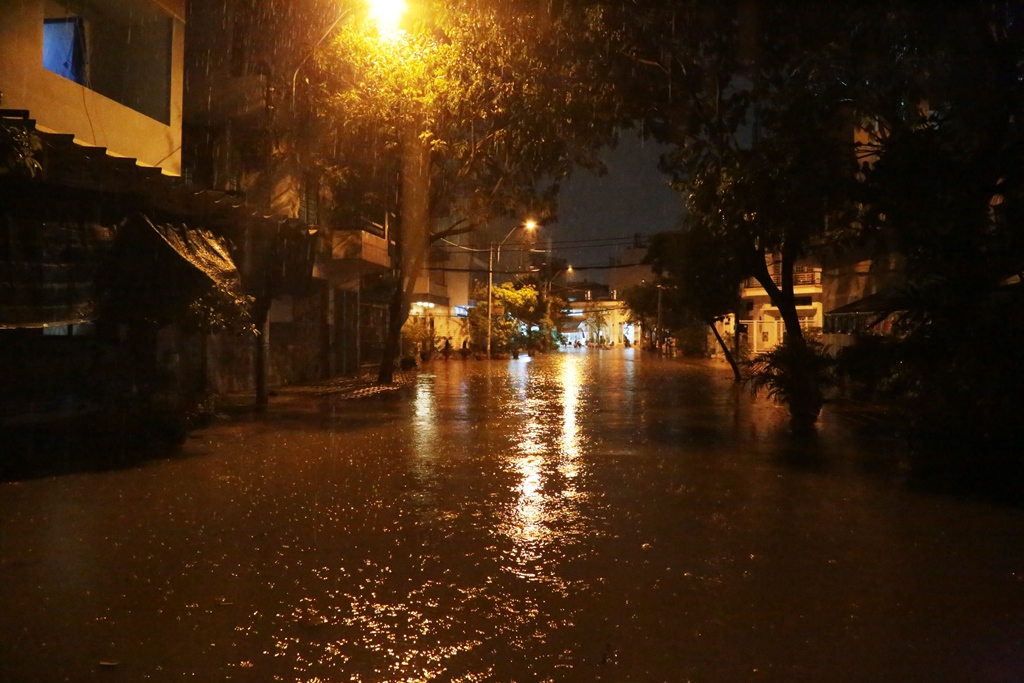 Đến 21h30, mặc dù trời đã tạnh mưa gần 2 giờ đồng hồ nhưng nhiều khu vực ở đường Tô Hiệu vẫn còn ngập sâu
