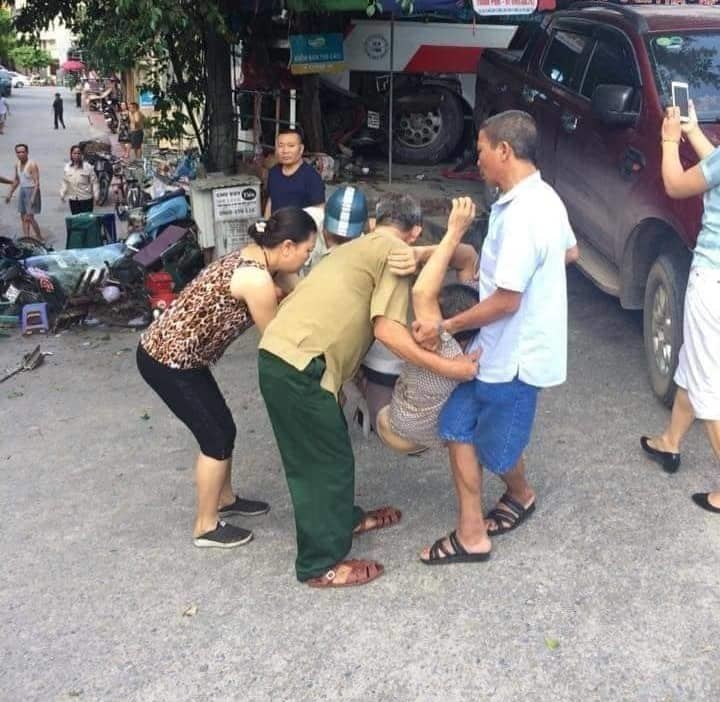 Xe khách BKS 14B - 019.29 đang lưu thông trên QL18 bất ngờ đâm hàng loạt xe máy ở Quảng Ninh khiến 5 người bị thương được người dân đưa đi cấp cứu khoảng 9h20 sáng 27/7