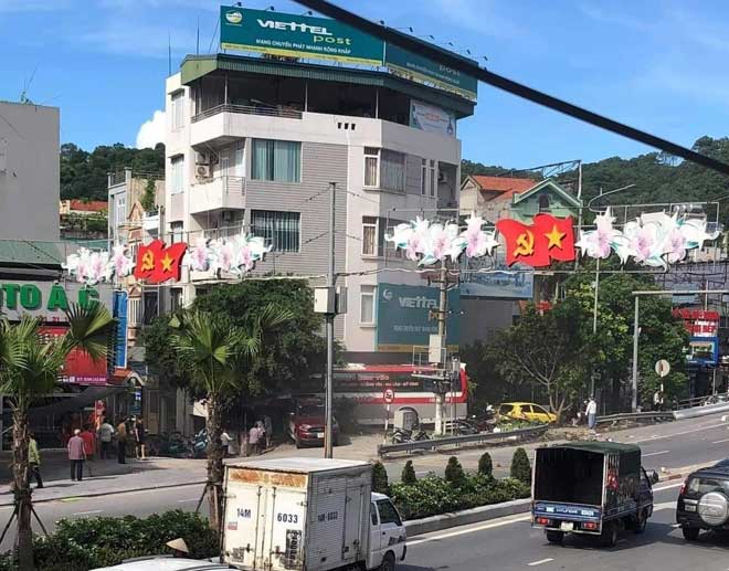 Chiếc xe khách lao qua dải phân cách đâm lên vỉa hè và chỉ dừng lại khi đâm vào cột điện phía trước Bưu cục Trần Hưng Đạo (Quảng Ninh)