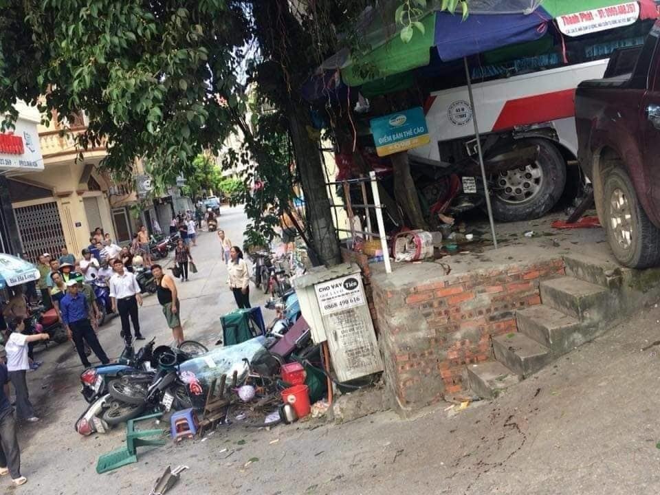 Hàng loạt xe máy bị đổ la liệt sau vụ tai nạn kinh hoàng
