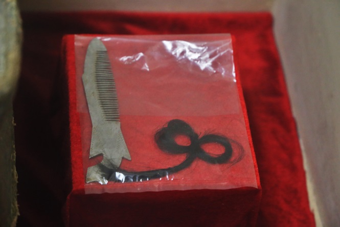 Lọn tóc thề và chiếc lược hẹn ước của chị Võ Thị Tần. (ảnh Hoài Nam)