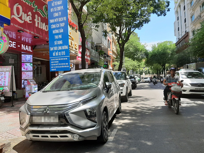 Tại bãi đỗ ôtô có thu phí trên đường Thủ Khoa Huân (quận 1), lượng xe tới gửi khá đông nhưng không ít xe không đóng phí Ảnh: GIA MINH