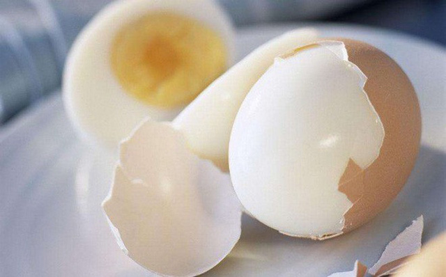 Trứng dễ nhiễm khuẩn khi vừa luộc xong đã ngâm ngay vào nước lã. Ảnh minh họa