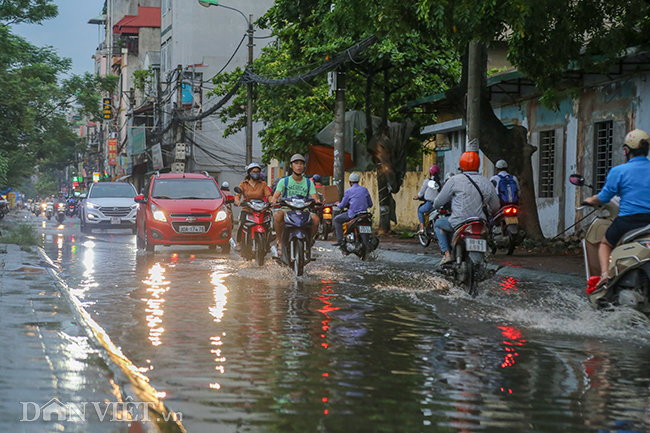 Vài năm trở lại đây, một số&nbsp;đoạn trên đường Lương Thế Vinh (phường Trung Văn, quận Nam Từ Liêm, Hà Nội) thường xuyên trong&nbsp;tình trạng ngập nước, bất kể trời nắng hay mưa.&nbsp;