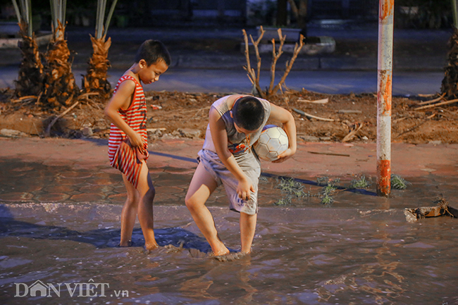 Trẻ em trong khu phố không nhận thức được mức độ nguy hiểm nên thường xuyên đùa nghịch trong làn nước ô nhiễm, tiềm ẩn nhiều nguy cơ nhiễm các bệnh ngoài da.