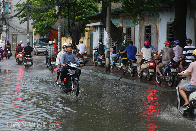Về vấn đề này, UBND phường cho biết, việc cải tạo, sửa chữa đường nước chưa được thực hiện là do trong quá trình giải phóng mặt bằng vẫn còn một số hộ không chấp nhận di dời. Đồng thời, việc này thuộc thẩm quyền của Sở Giao thông nên phường dù có kiến nghị nhưng chưa được giải quyết.